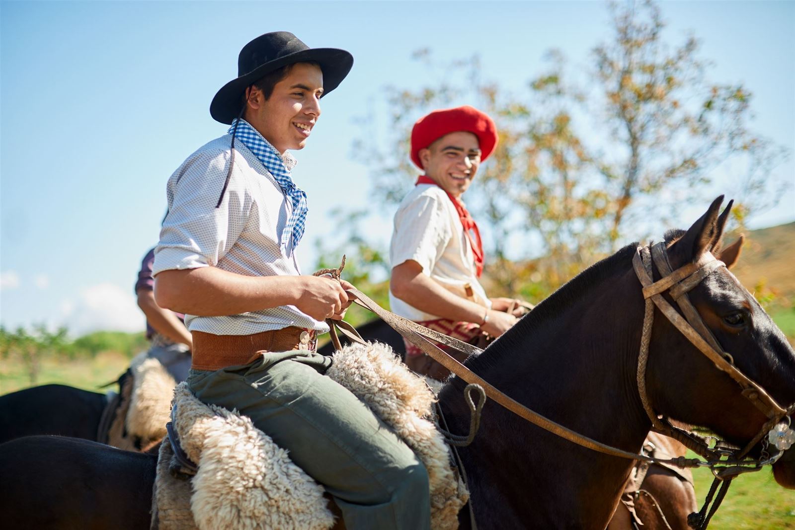 junge Gauchos reiten